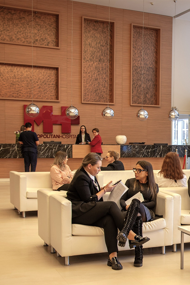 Holul de recepție al clinicii din București unde pacienții sunt primiți pentru consultațiile cu Dr. Andreas Vythoulkas.